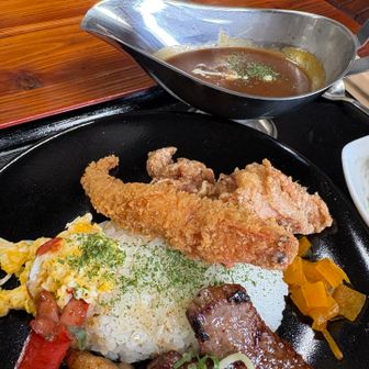 女気カレー😋　ご飯が少なめ✨ちょうどよかったあ😋　エビフライ、からあげ、焼肉、ウインナー。。。めっちゃ美味しかったぁ😍