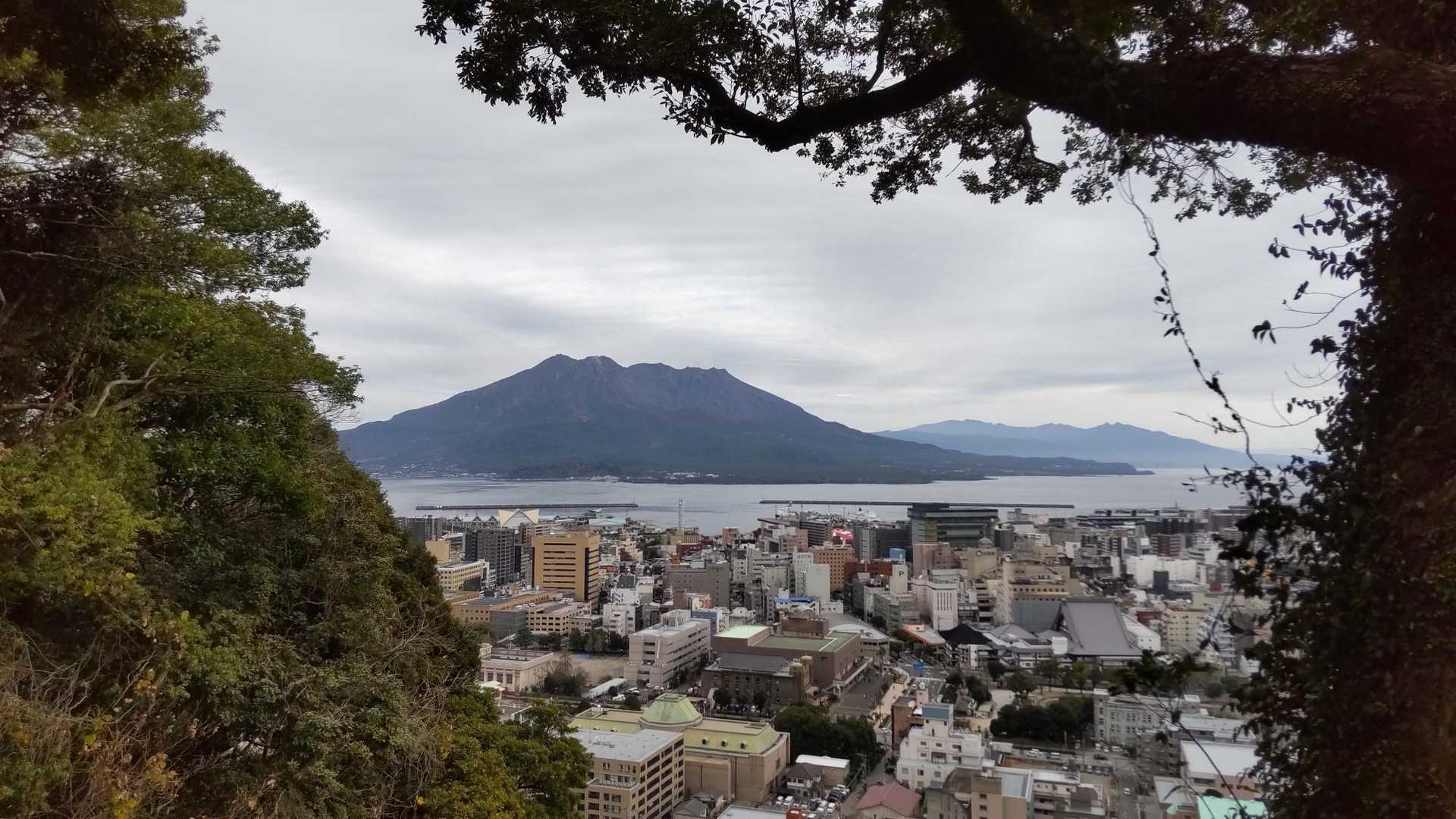 西郷隆盛洞窟を車窓から
見ながら、城山公園駐車場へ到着しました。
西郷隆盛士は5日間洞窟に暮らし、その後、最後の時を迎えられたそうです🙏