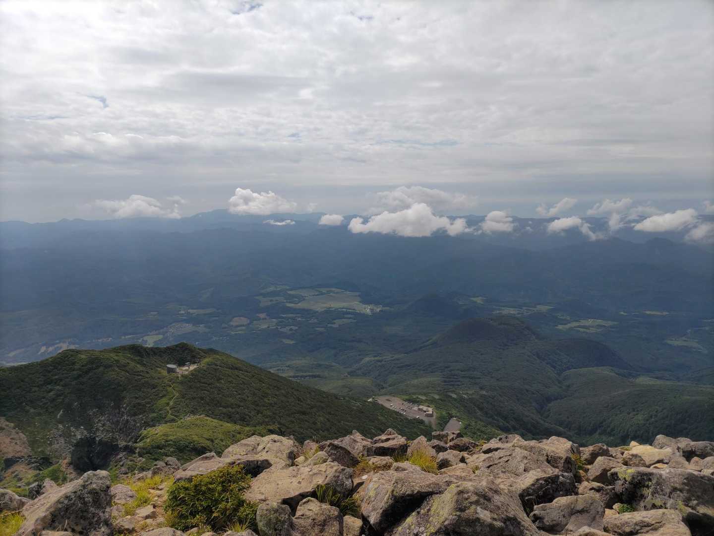 山頂をぐるっと散策
眼下には白神山地や弘前の街並み

お天気いいと
八甲田山や北海道まで見えるそうです