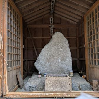 最後に山ノ神に無事下山を感謝してバス停へ。