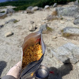 スプーンは付いて無かったです
3分で食べられるので、食べるのが遅い私にはお湯入れてから待つ時間が少なくてうってつけでした😋