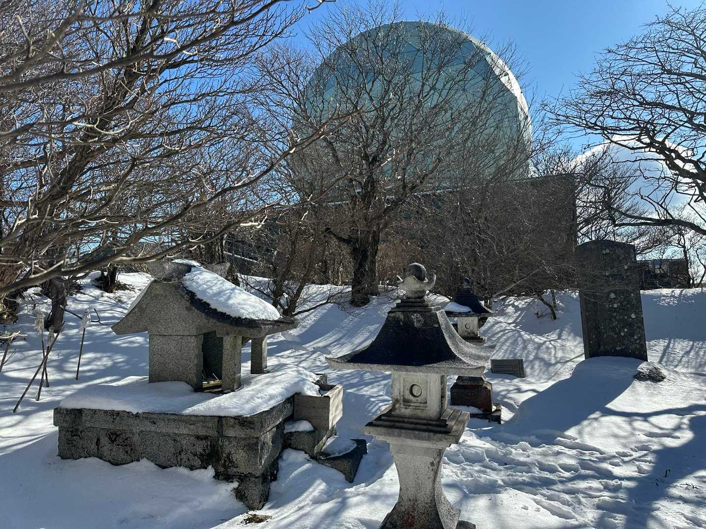 お社はレーダードームの横。ドームの大きさに圧迫されている感じです。