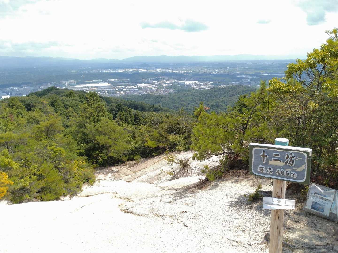 景色はいいけど、さすがに暑いね。
そして、たぬちゃん不在。山へ帰ったのかしら。てかここ山だわ。