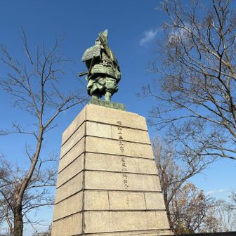 後ろから　青空と楠正行公　スカッとしています。