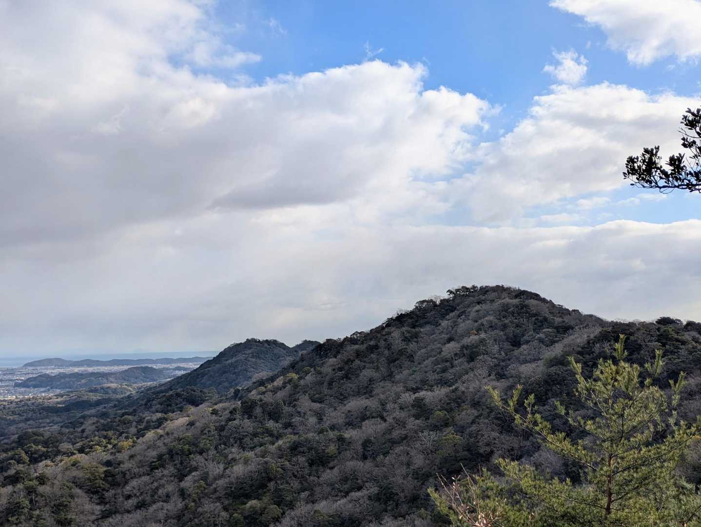 奥の院の急登を尾根道に上がると御所ヶ岳と馬ヶ岳が構えるお気に入りのポイント。