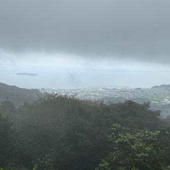 雲は、垂れ込めてますが雨も降らなくて眼下には街が見えました👀
