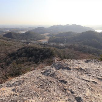 近くはクリアだけど遠くの景色はかなり霞んでいる。黄砂のせい？