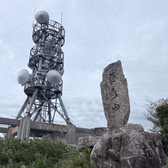 やっと山頂ー！⛰️
記念すべき100座目が菊水山となりました👏🏻✨

と、喜んでたらベンチ座った瞬間足攣った😢
三ノ宮で銭湯♨️行って
ビアバー行く予定が‥😭😭😭🍺