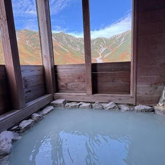 内湯で洗って服着て外湯へ
面倒だけどこの絶景♨️だから許すのだ😆
貸し切りです
贅沢なひと時☺️