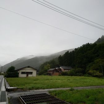 朝5時半野上駅スタート。朝からもうパラパラと雨が・・・。