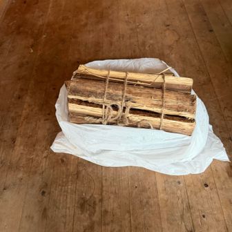 小屋にもあるが緊急用のため、担いでいく