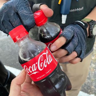 真夏じゃないせいなのか車中あったかくはなってるのですが保冷剤は生きてました。冷え冷えのコーラ美味い😋
胃痙攣の原因はわからないけどまあ体調に少しでも違和感がある時は山を我慢できたらいいんだけどね😅
なんか女性特有のホルモンのアレとか自律神経とかなのかな？？
