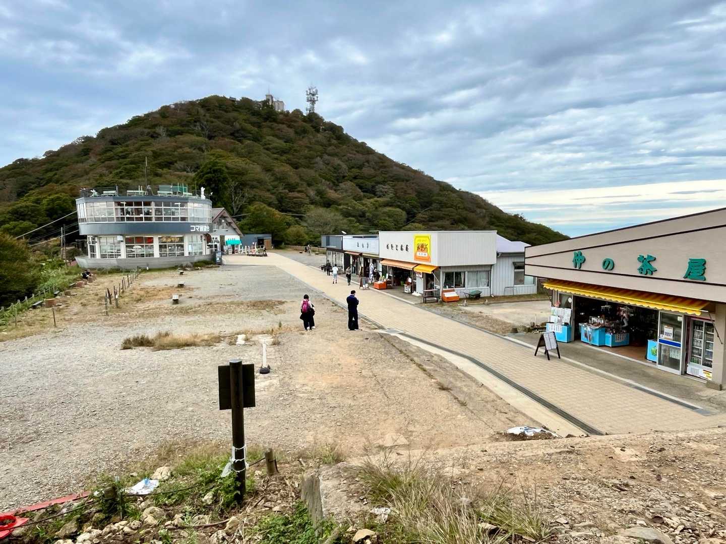 女体山と男体山の山頂を結ぶ御幸ヶ原に到着！
昼食前に紫峰杉と男体山山頂へ