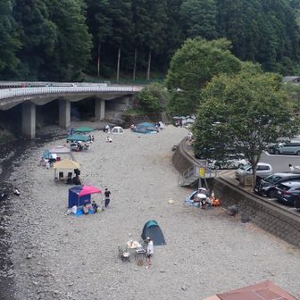 滝畑ダム周辺もバーベキューに川遊びににぎやかです。