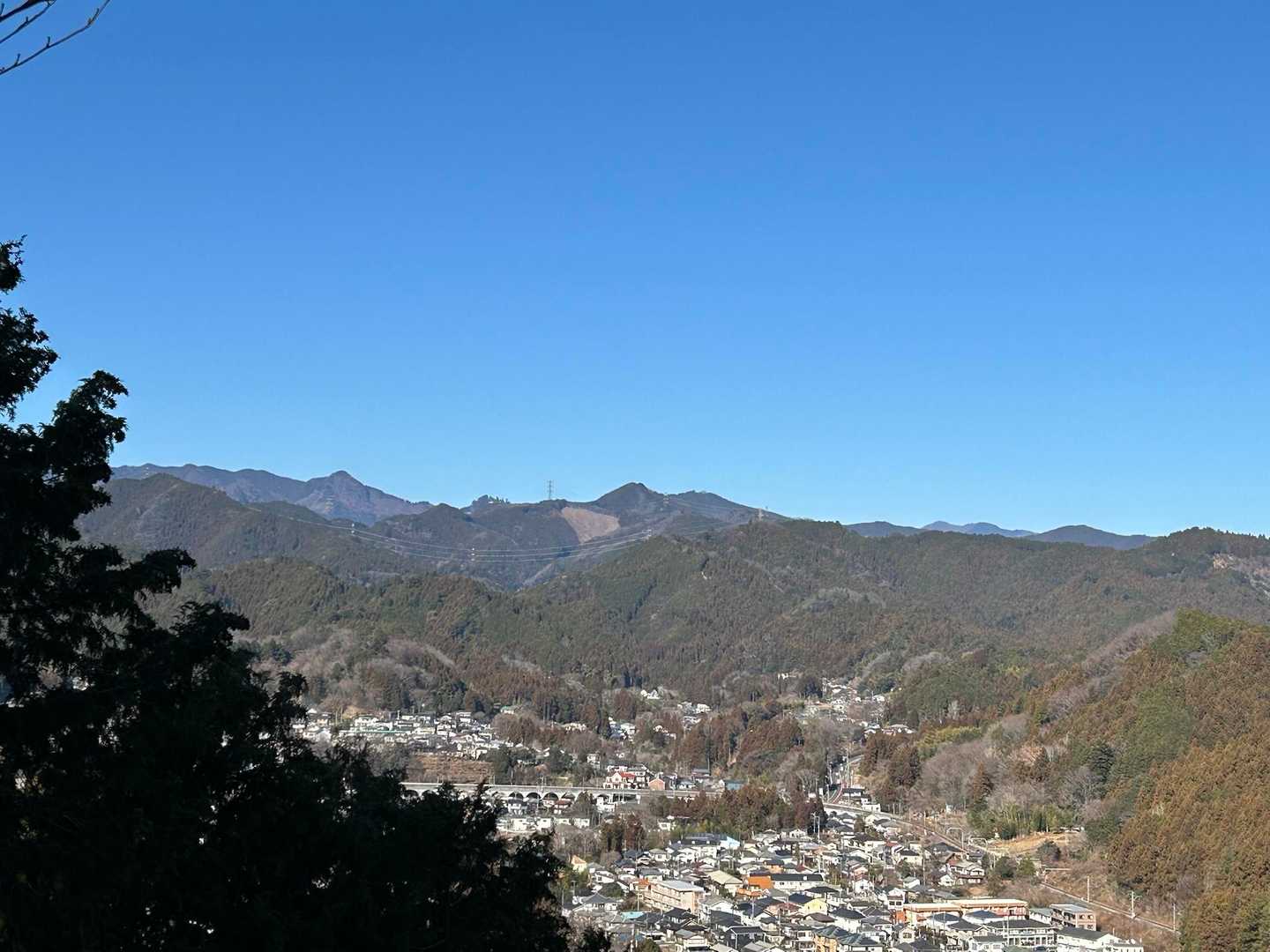 奥多摩方面、御岳山も見える