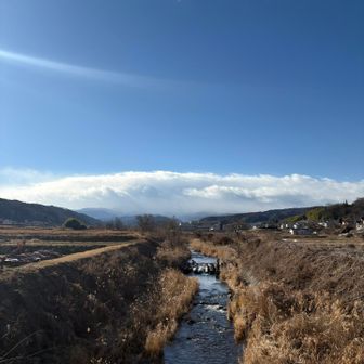 中山道（小田井宿・塩名田宿・八幡宿・望月宿・芦田宿） 鹿曲川に掛かる橋から
蓼科山は未だ雲の上