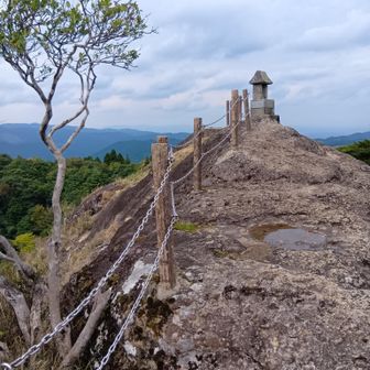良い景色でした。
岩の下にはベンチとテーブルがあってランチに丁度良いですよ
