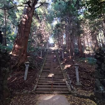 長い奥の院への階段、伝わらないやつ