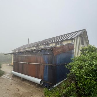 雨の切合小屋