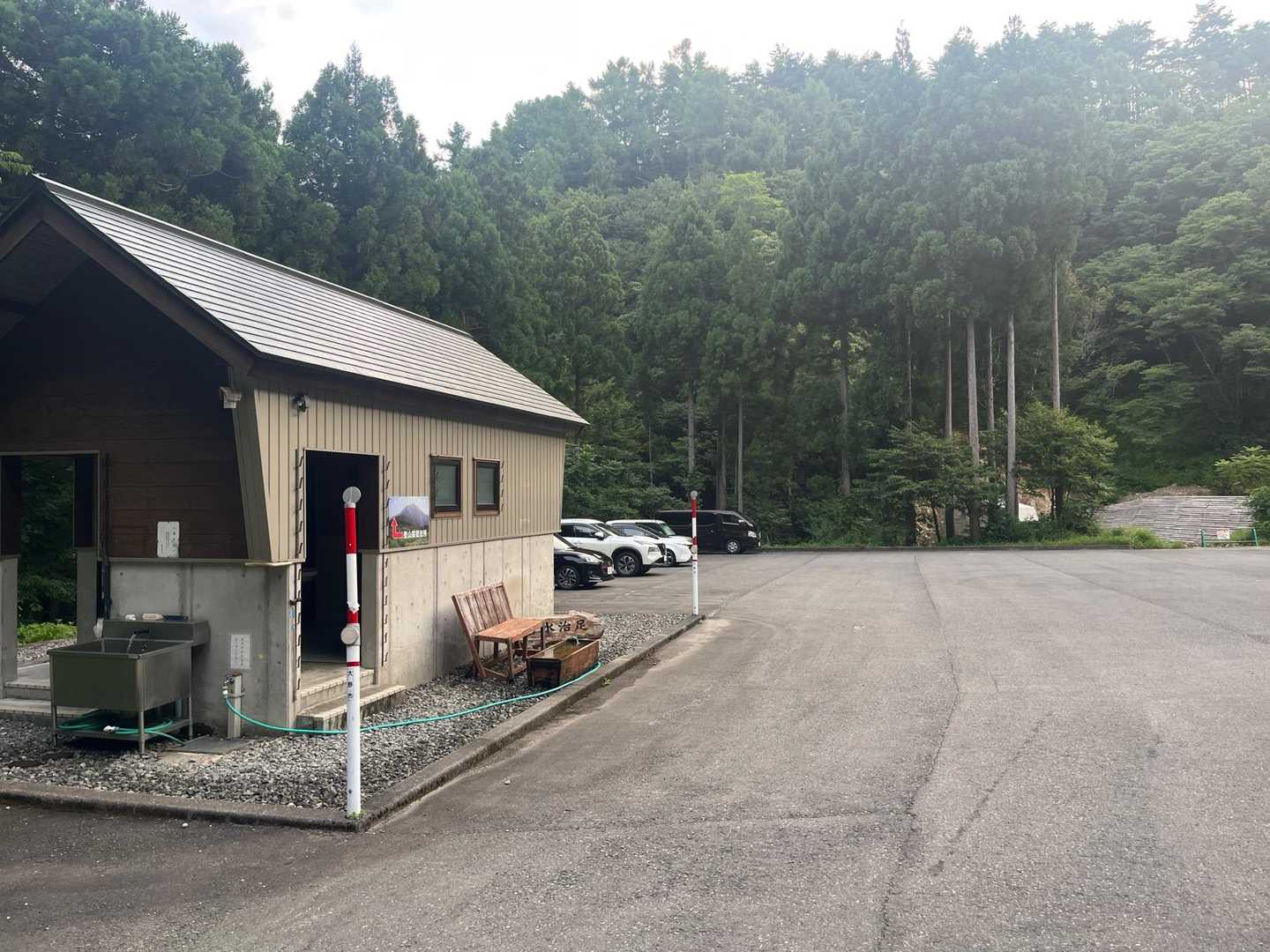 トイレはキレイ
車も数台しかいない
