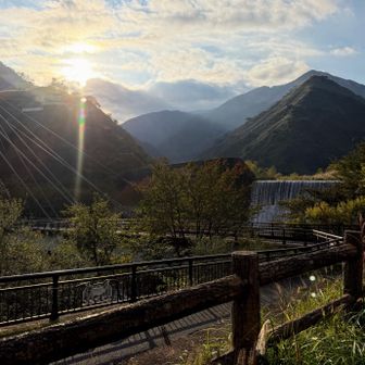 銅親水公園まで戻って来ました♪
登山客の方はいらっしゃいませんが観光客の車やバイクが停まってました🅿️

誰ともすれ違うこともない中倉山って
紅葉求めて皆んな違う山に登ってたのかな？？