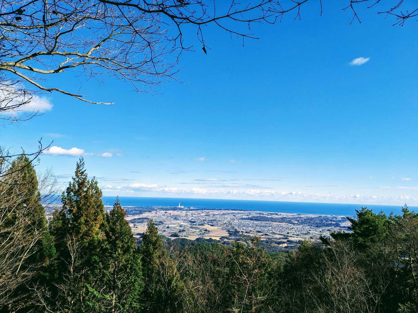 山頂からの眺め
はぁ〜良いですね〜
まだ、雪山より晴れの山を歩きたいなぁ