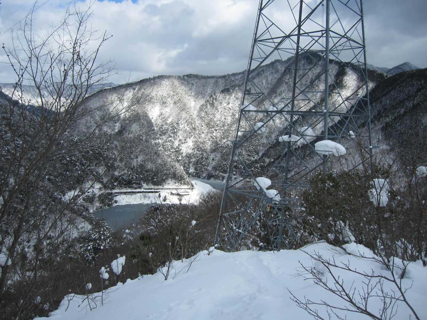 鉄塔まで降りてきました
横山ダム　凍ってる?