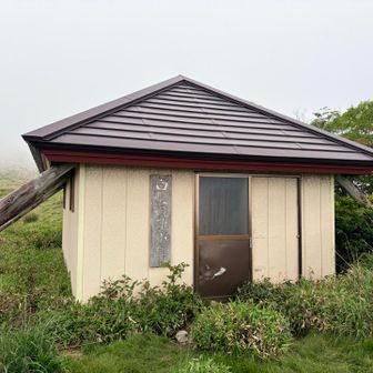 白髪避難小屋、この前で昼食休憩します🍙