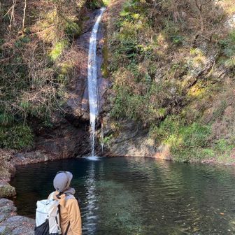 時は変わり滝まで歩いてきました。
滝の凄さとか、水の勢いは降水量によるねー

という話しになりました。