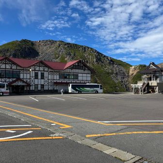 畳平到着。もう素晴らしい景色が360度😄
剣ヶ峰の山標で写真を撮りたいので、激混み前を願ってまずは早々に向かいます。