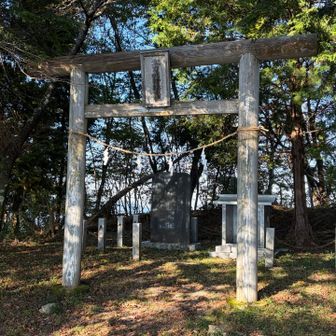 軍刀利山には軍刀利神社元社がありました
再興されたもの
（ここでトレランの関係者がランナーたちにコーチング📣）