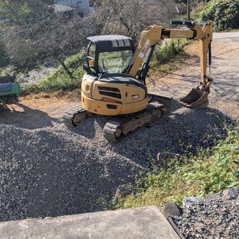 👨「たかちゃん！紅葉山は🚧工事中だよ😨」
はたして⛰️紅葉山は8月末から大がかりに登山道を工事中でR
👩「そうだね〜…キンジョの者としては工事の進捗状況を調べないとね」
