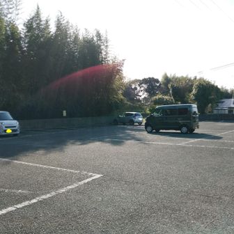 １時間半かけて、白山登山口駐車場に到着🚗=3
遠かった〜💦

きれいな駐車場に気分が上がる🤩

今日の山は宗像四塚のひとつ、孔大寺山⛰️✨️
他にも白山と行重山！