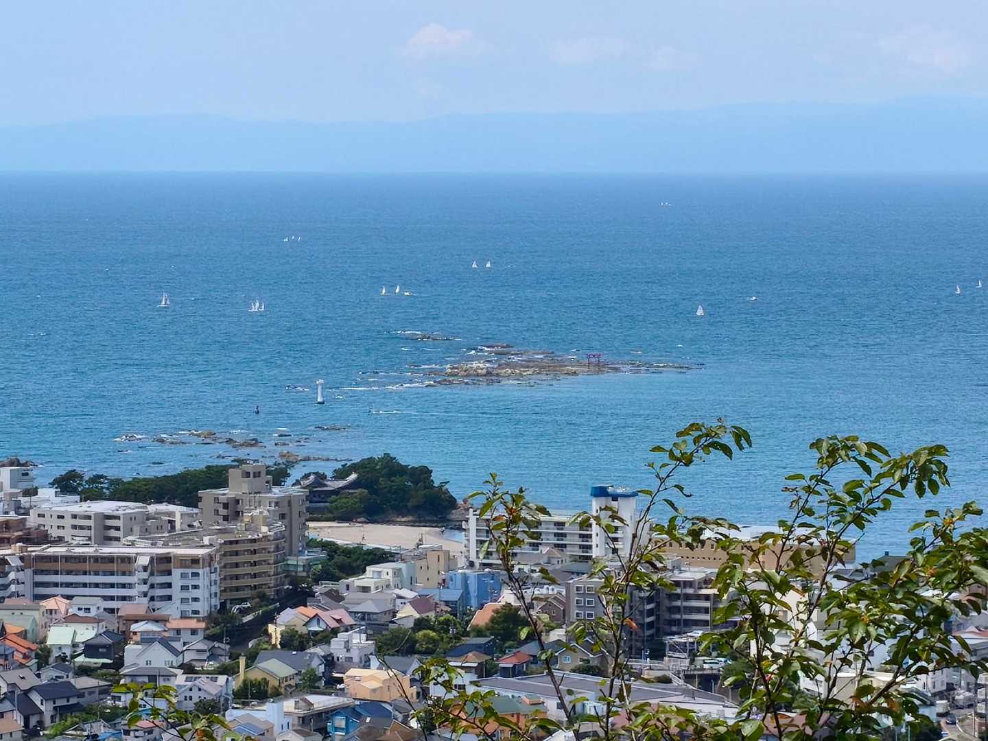 菜島です。この前逗子の方からSUPで行きました。海はとても綺麗で皆さんシュノーケリング等を楽しまれていました🐠