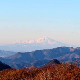 
スキー場歩きながら駐車場へ

鳥海山の雲が取れていました😳