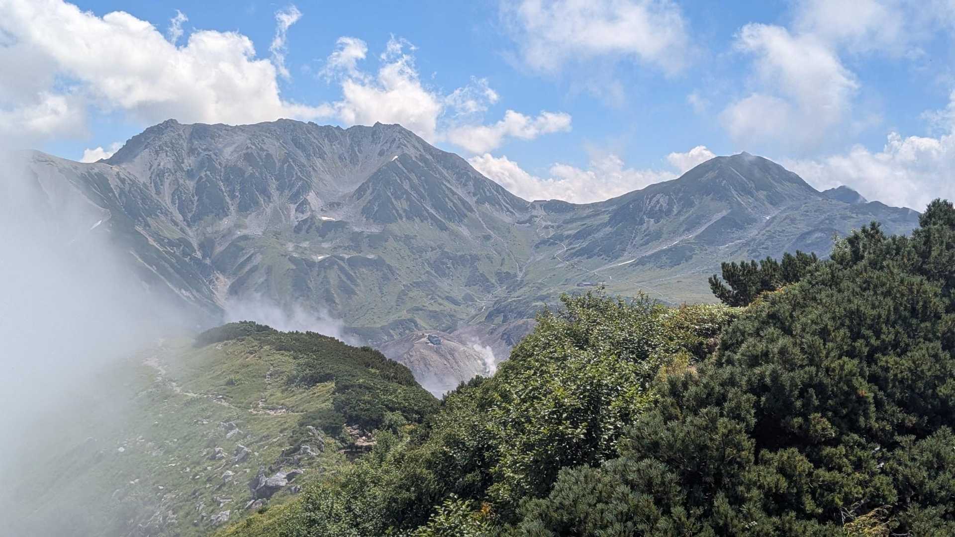 山頂から、雄山⛰️と浄土山⛰️😍劔⛰️はまっちろけ😥