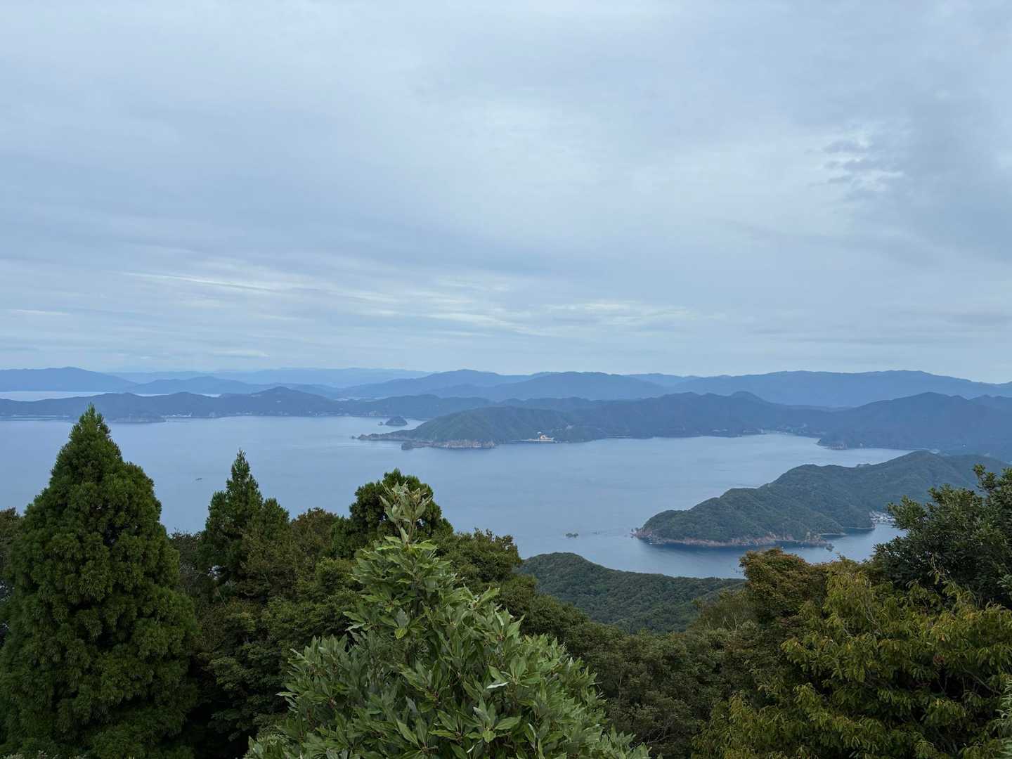 駐車場に戻るまでにある展望台は広い✨景色見に来られてる方がたくさんおられました☺️🚙🏍️