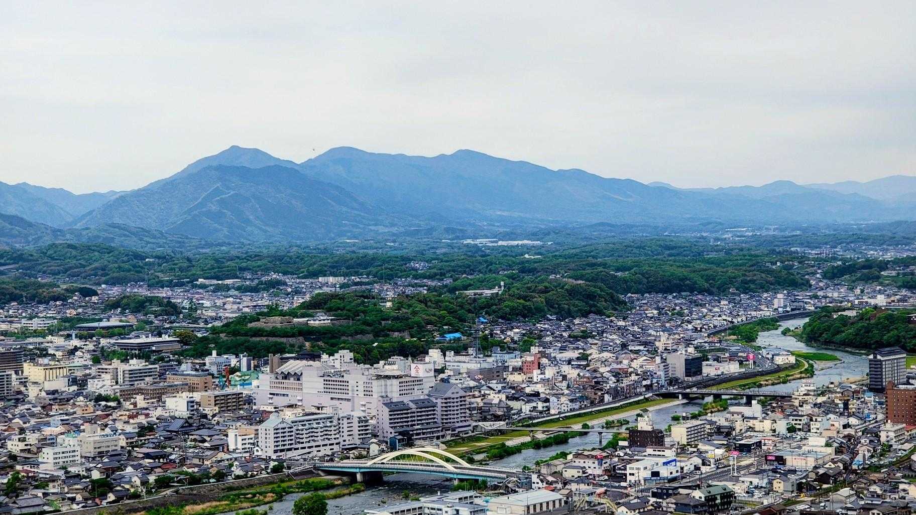 左から広戸仙、滝山、那岐山という並びですね😀津山市は岡山市、倉敷市に続く岡山県第３の都市です😊美作国の中心都市となります😆