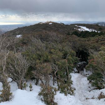 山頂に4人ぐらい見えます