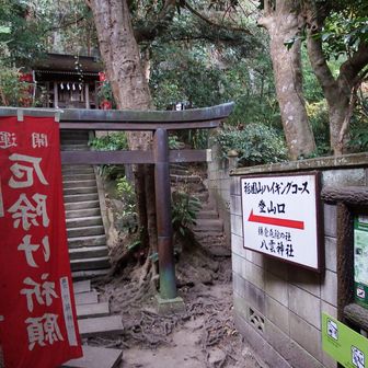 境内右の階段から登ります。