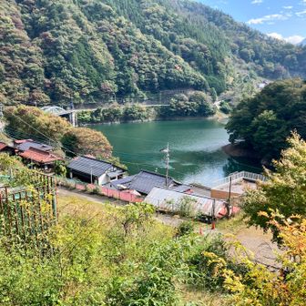 後はゆっくり、慌てず降りてきました。鴨沢バス停の上辺りからの景色になります。