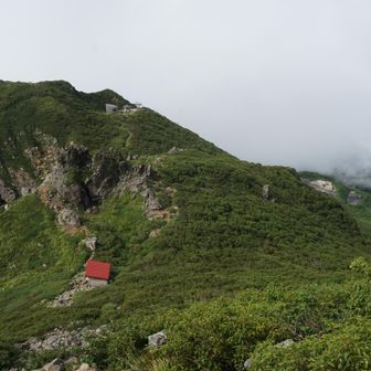 さきほどの避難小屋を振り返る。