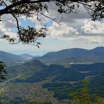 この岩の上からの眺めも
素晴らしい！
野呂山はもちろん安浦方面の海
遠く奥に四国山脈まで見えるてるし最高！(⁠^⁠^⁠)