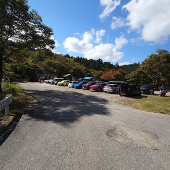 午前11時ごろ駐車場
湖側の列は釣り客専用