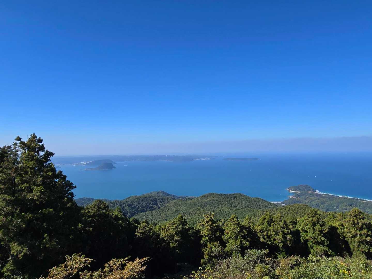 海に浮かんでいるのは唐津の高島
(と思う)