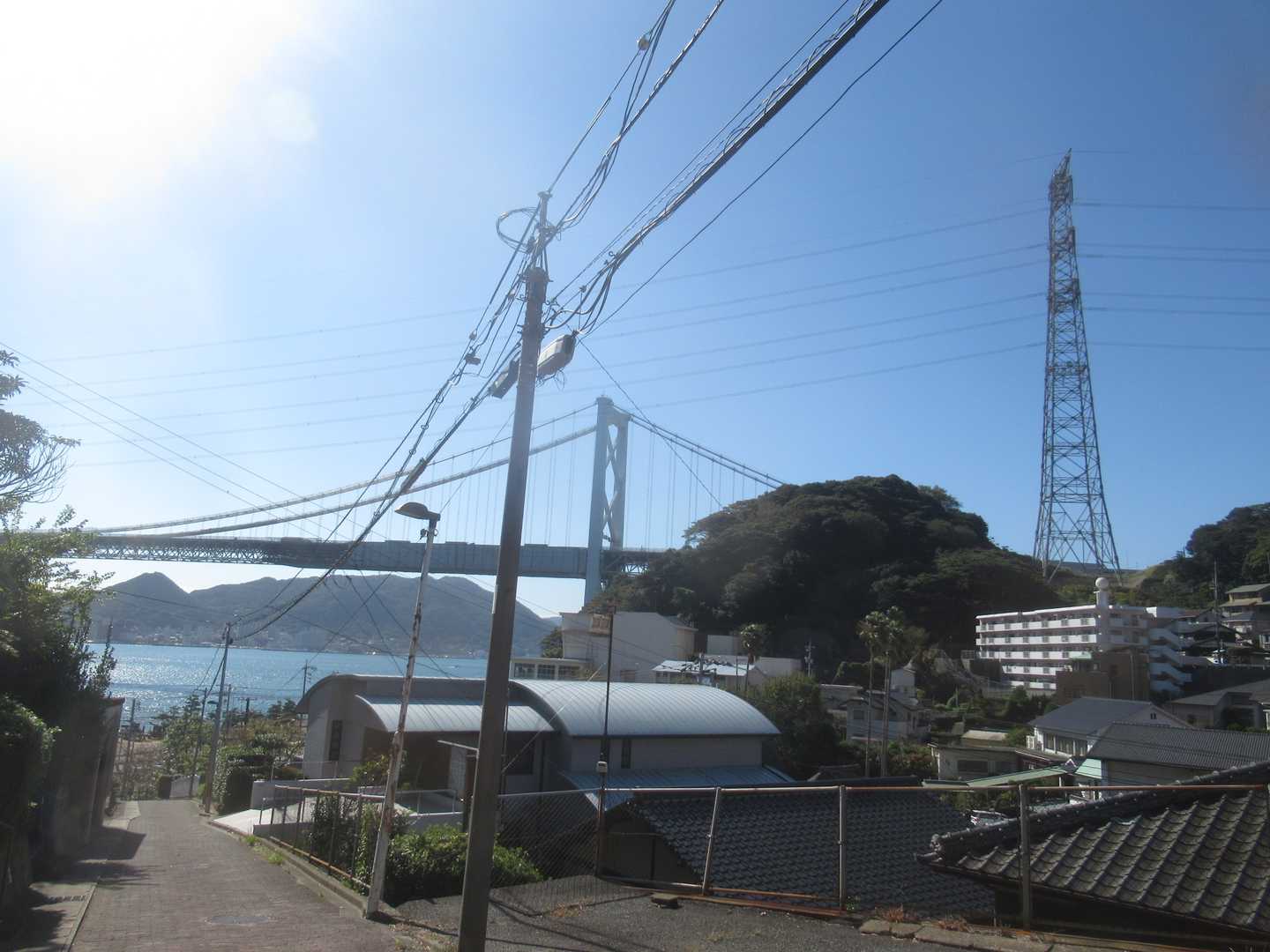 右手の鉄塔は足立山から続く”関門連系線”の最初の送電鉄塔です(95号鉄塔かな？)