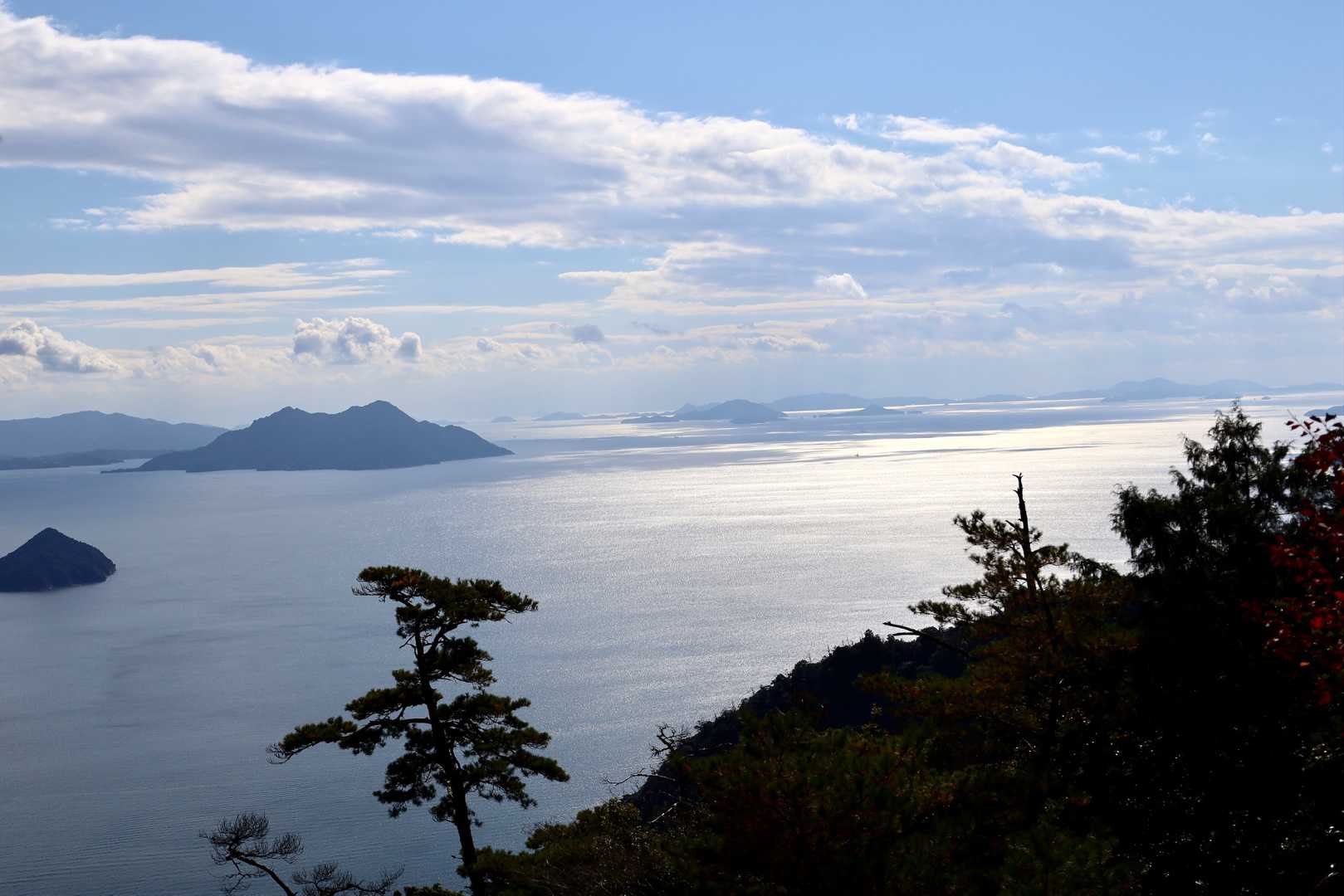 大黒神島とアポロチョコみたいな小黒神島