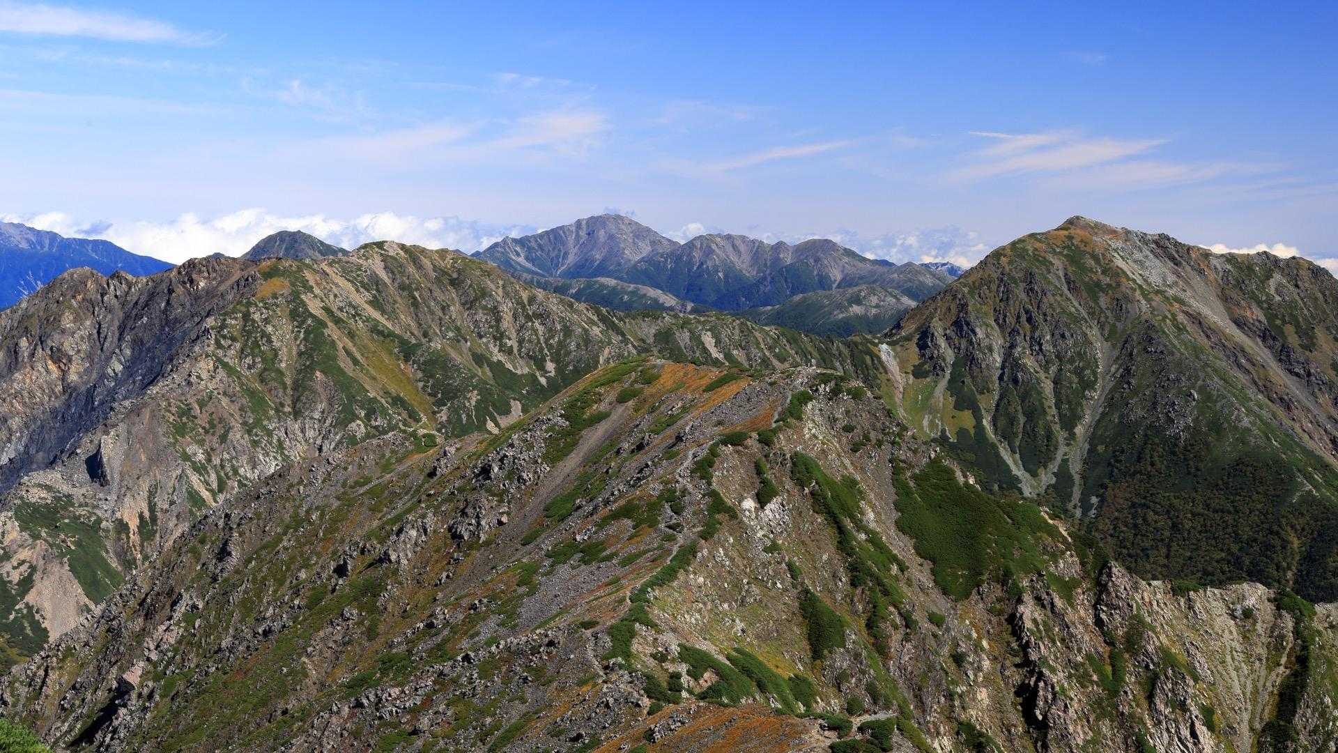 更に、目の前には重厚な南アルプスの雄峰たちが、屏風のように連なる👏👏✨

荒川三山
    右手が東岳(悪沢岳)
    左手が中岳、前岳  → シオミンもチラリ︎💕︎︎
中央奥に
    間ノ岳、西農鳥岳、農鳥岳
左奥には
    仙丈ヶ岳

٩(๑>▽<๑)۶ｲｪｱ