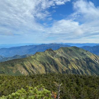 烏帽子岳への稜線。どの山が中岳で烏帽子岳なのかよくわかりません。奥に苗場山が見えるはずだが、どれ？