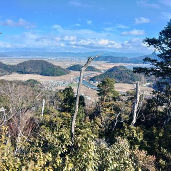 最後の展望ポイント、長命寺山の先
湖東平野の広さと浮かぶような山々
見慣れた鈴鹿山脈の反対側が新鮮
風が穏やかであれば長居したかった